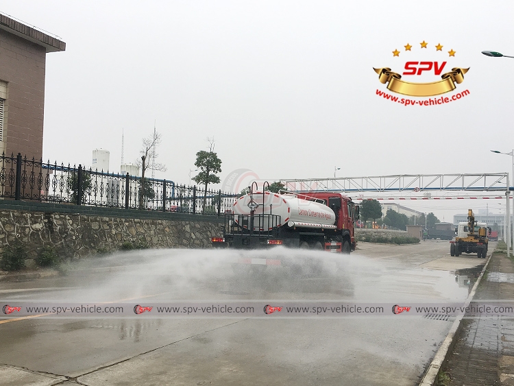 10,000 litres Off-road Water Tanker Truck Sinotruk - Rear Sprinkler